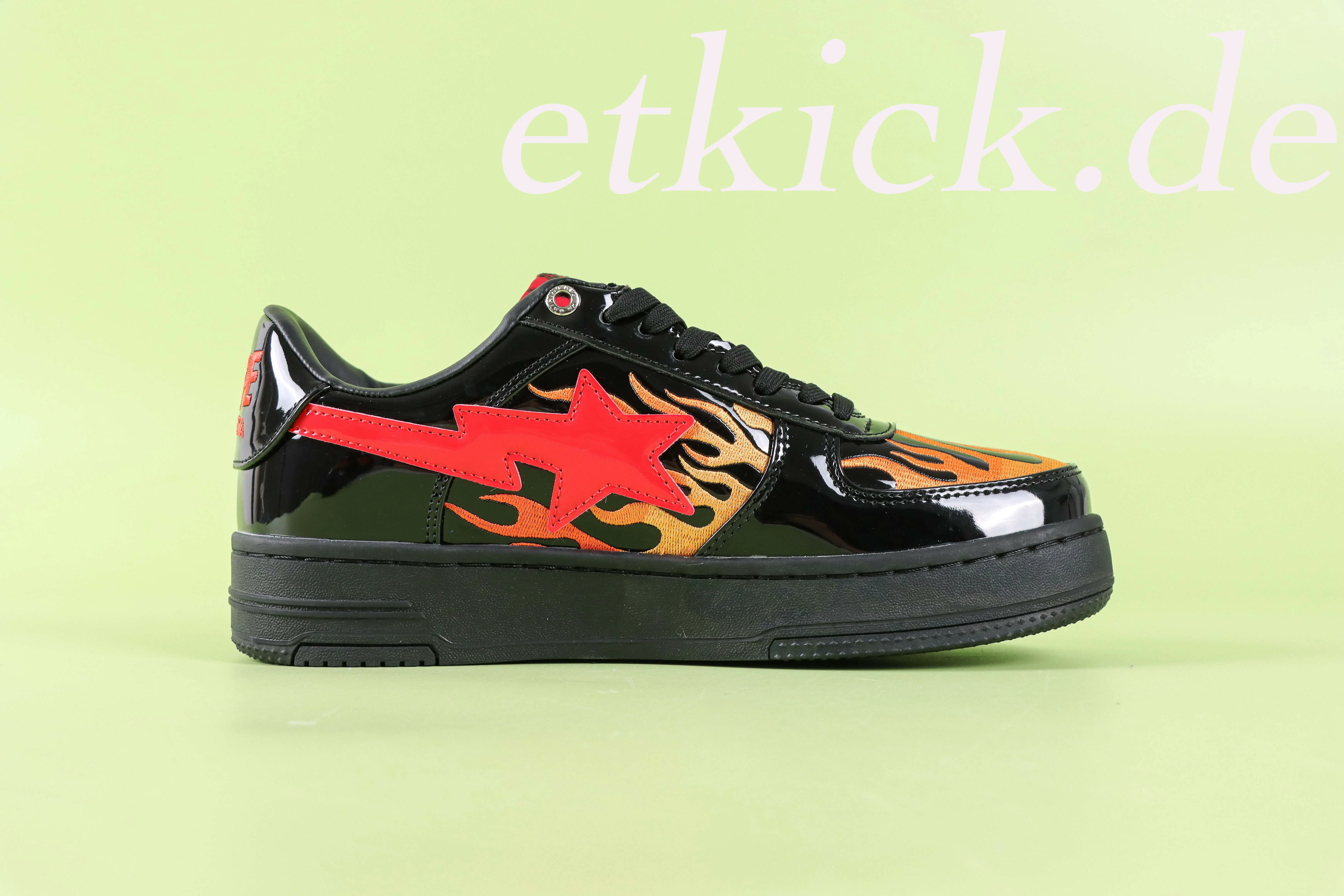 A Bathing Ape BAPE STA Low aus Schwarzem Lackleder mit Flammen-Print