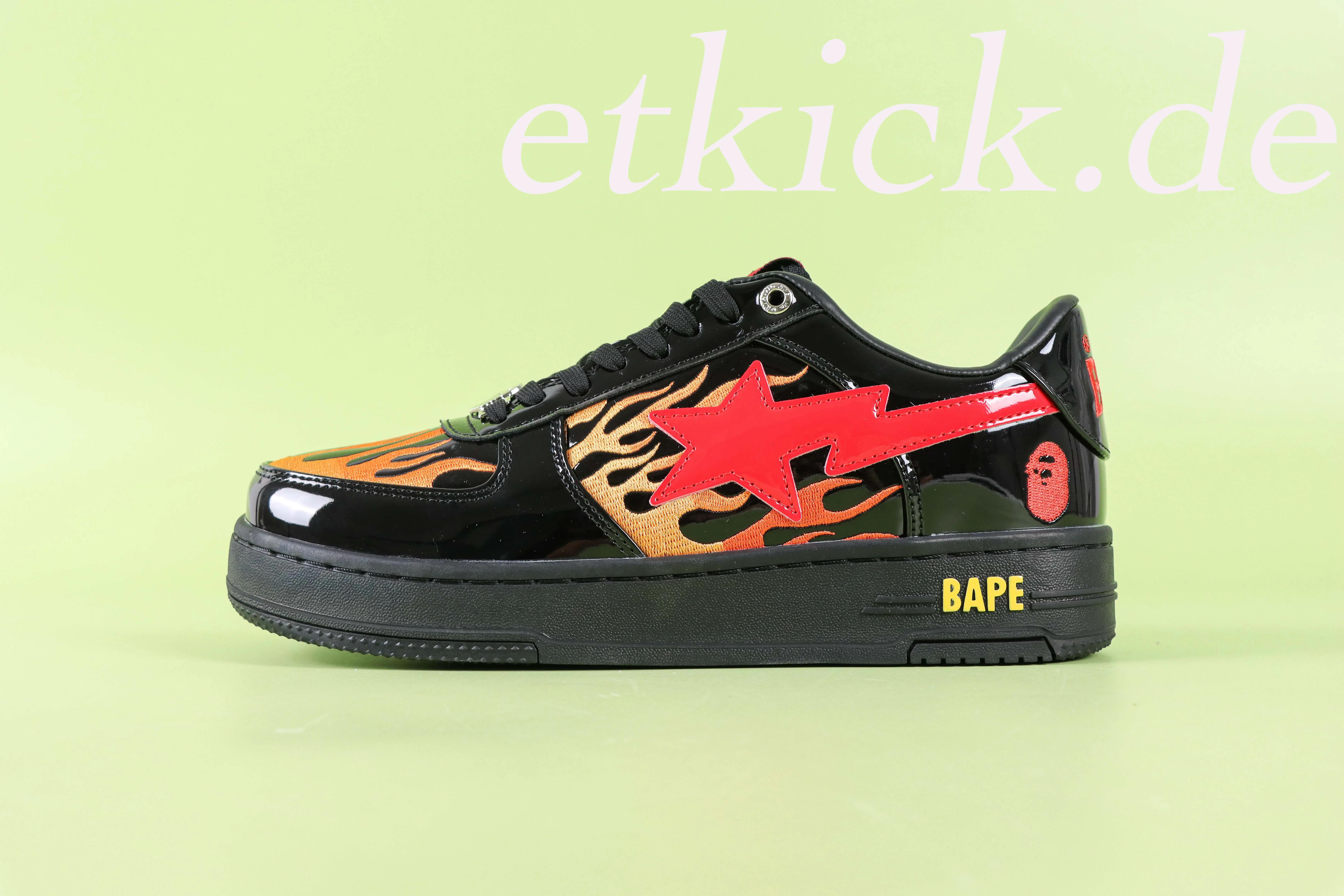 A Bathing Ape BAPE STA Low aus Schwarzem Lackleder mit Flammen-Print – Bild 2