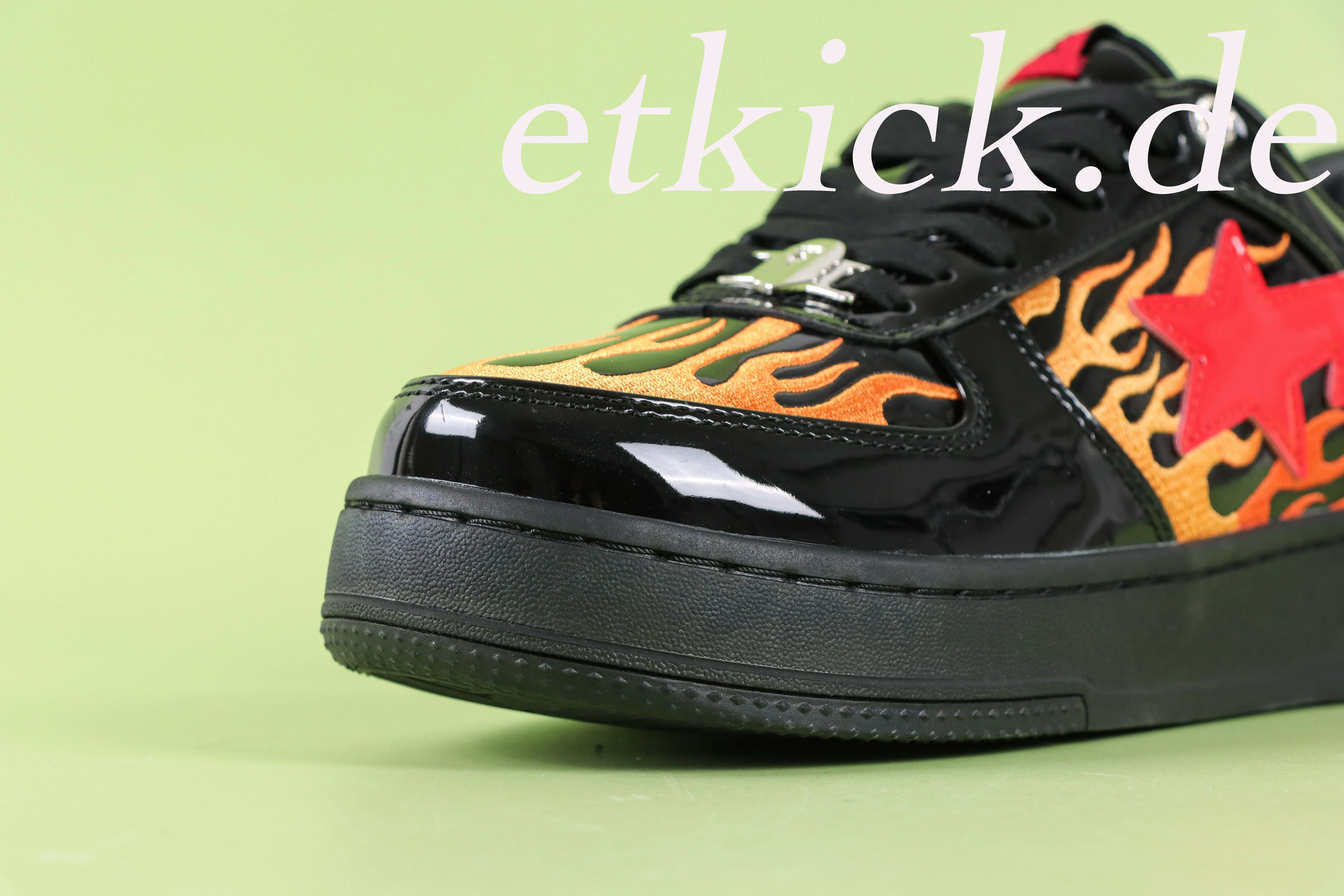 A Bathing Ape BAPE STA Low aus Schwarzem Lackleder mit Flammen-Print – Bild 4
