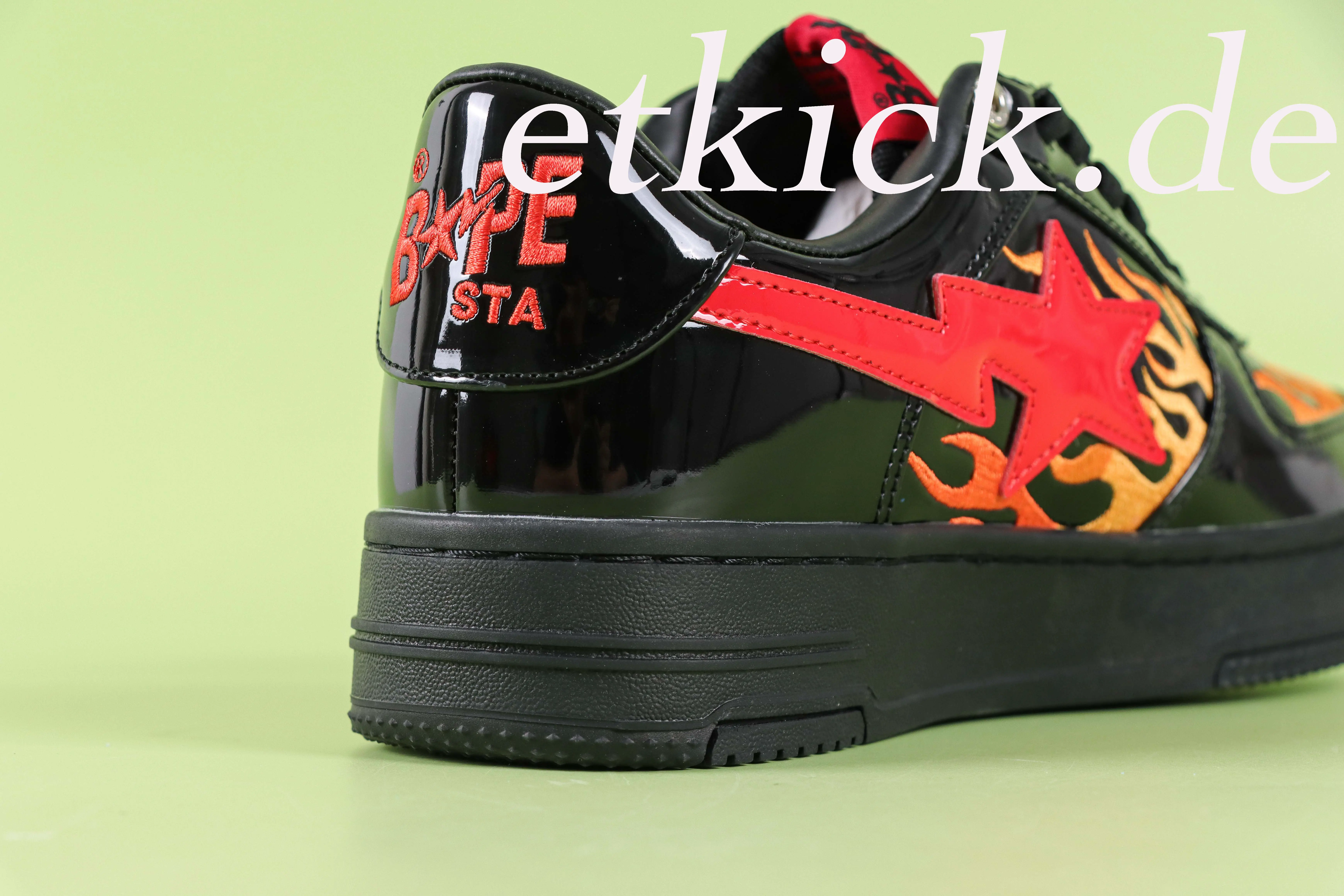 A Bathing Ape BAPE STA Low aus Schwarzem Lackleder mit Flammen-Print – Bild 5