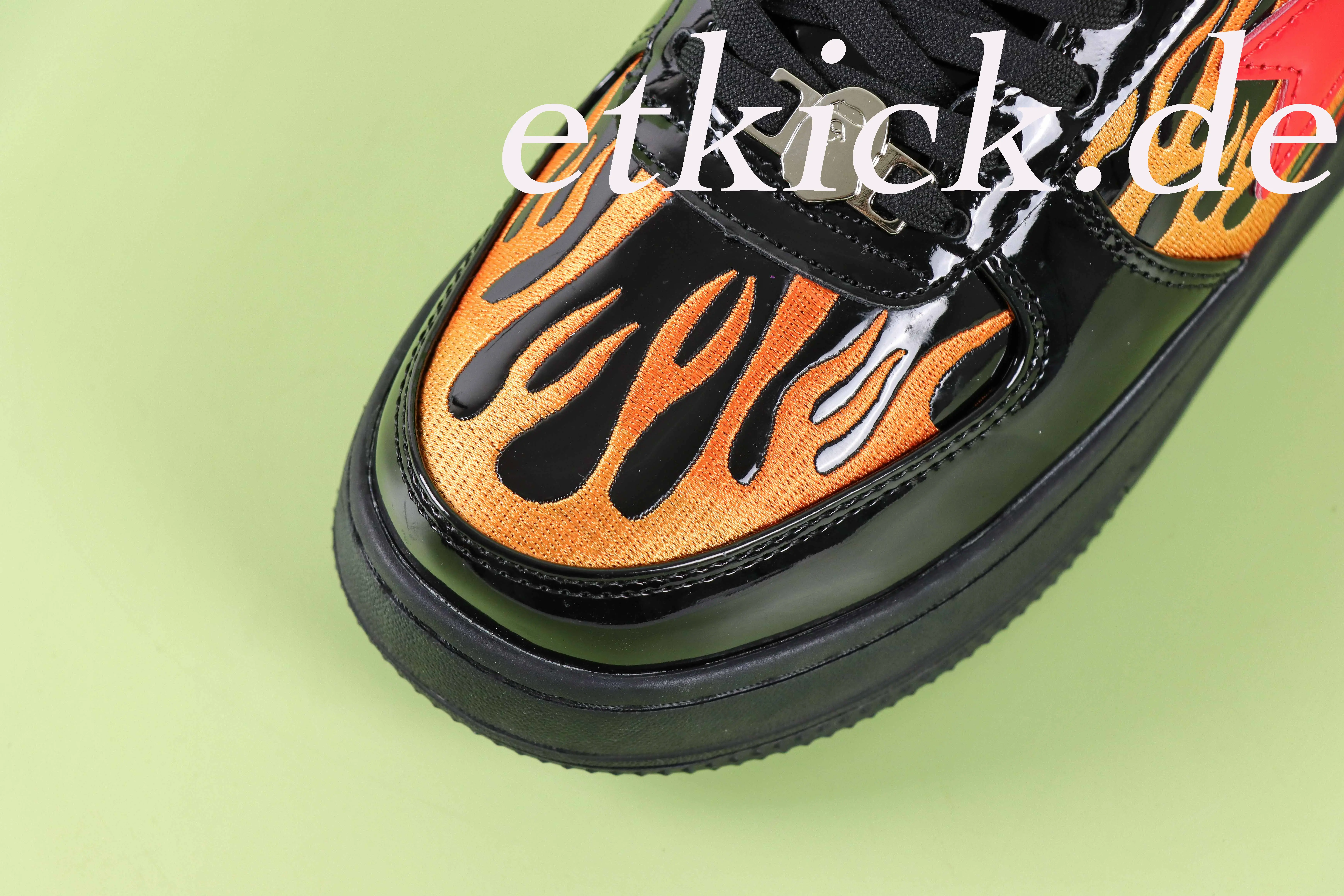 A Bathing Ape BAPE STA Low aus Schwarzem Lackleder mit Flammen-Print – Bild 3