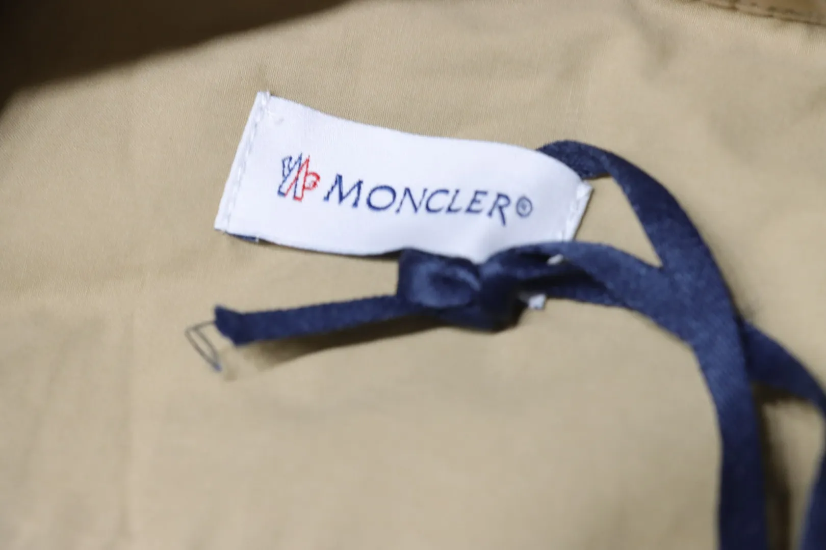 Moncler-Markenetikett