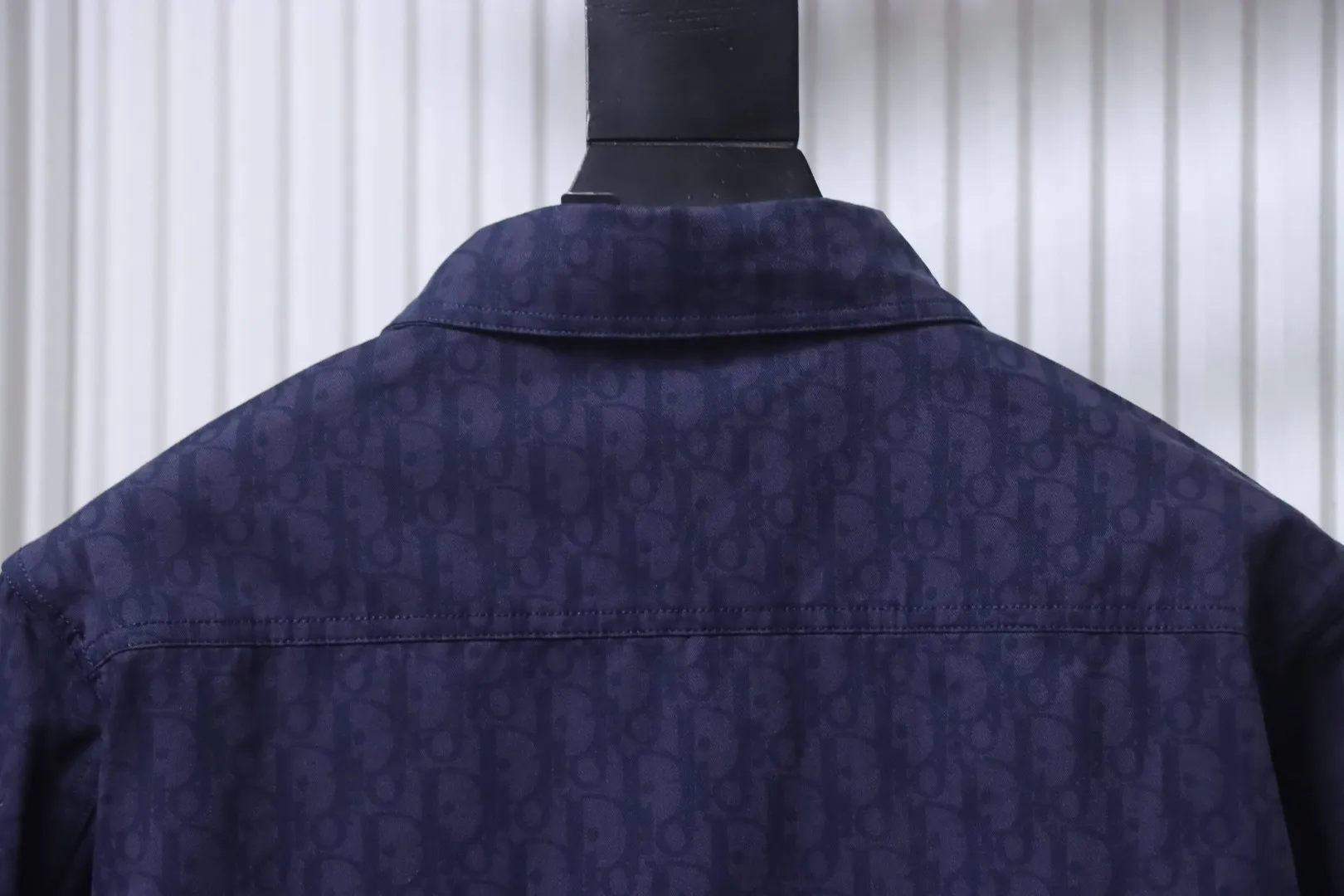 Dior-Kragen hinten