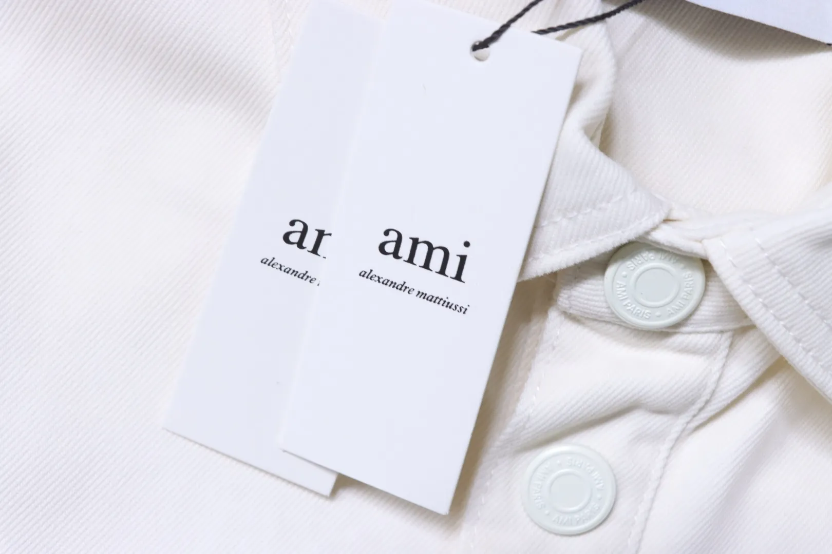 Ami – Hangtag