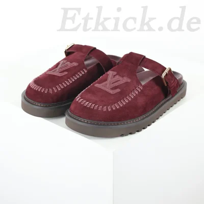 Geschlossene Mules aus burgunderrotem Wildleder