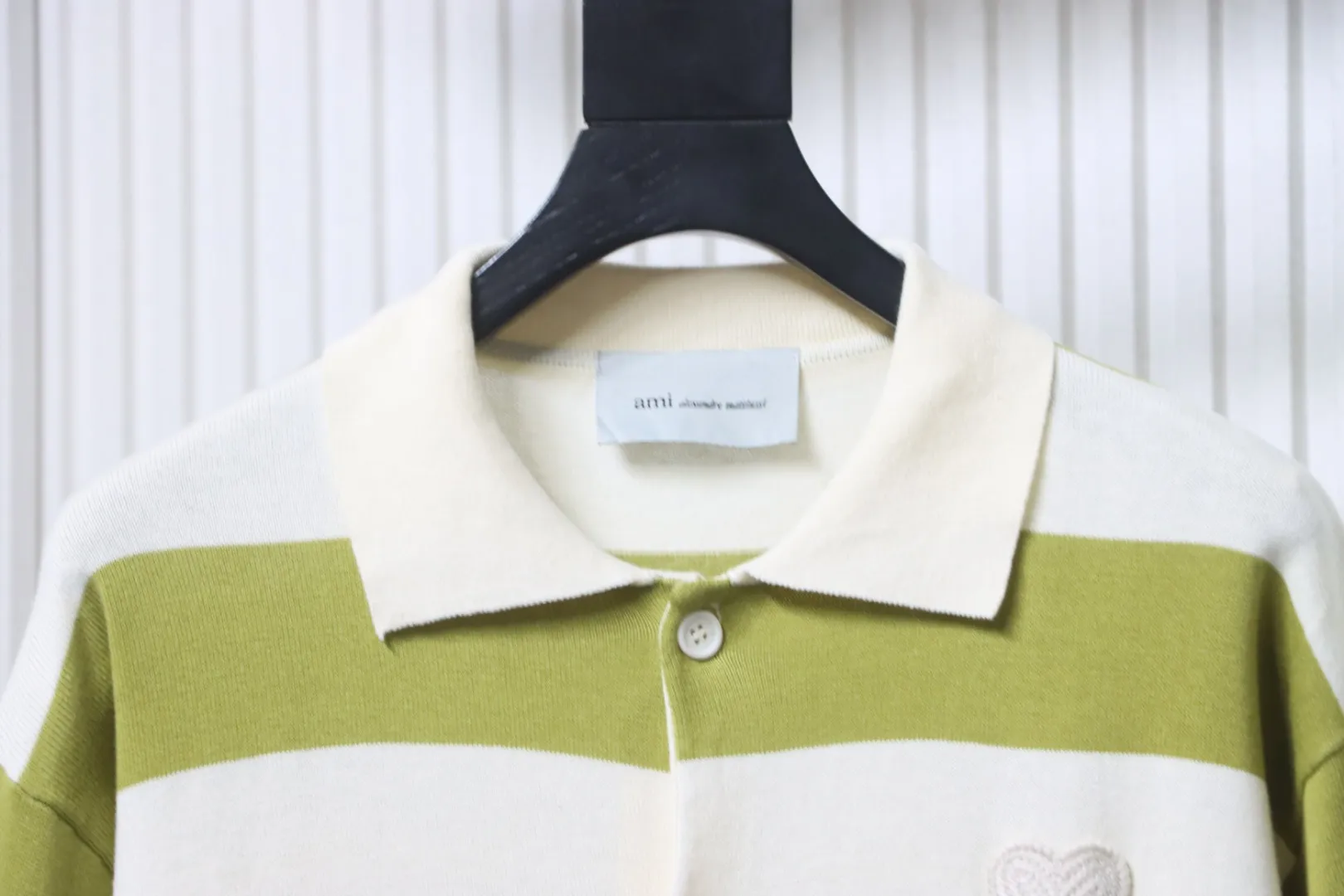 Gestreifter Strick-Cardigan mit ADC-Herz und Polokragen – Bild 5