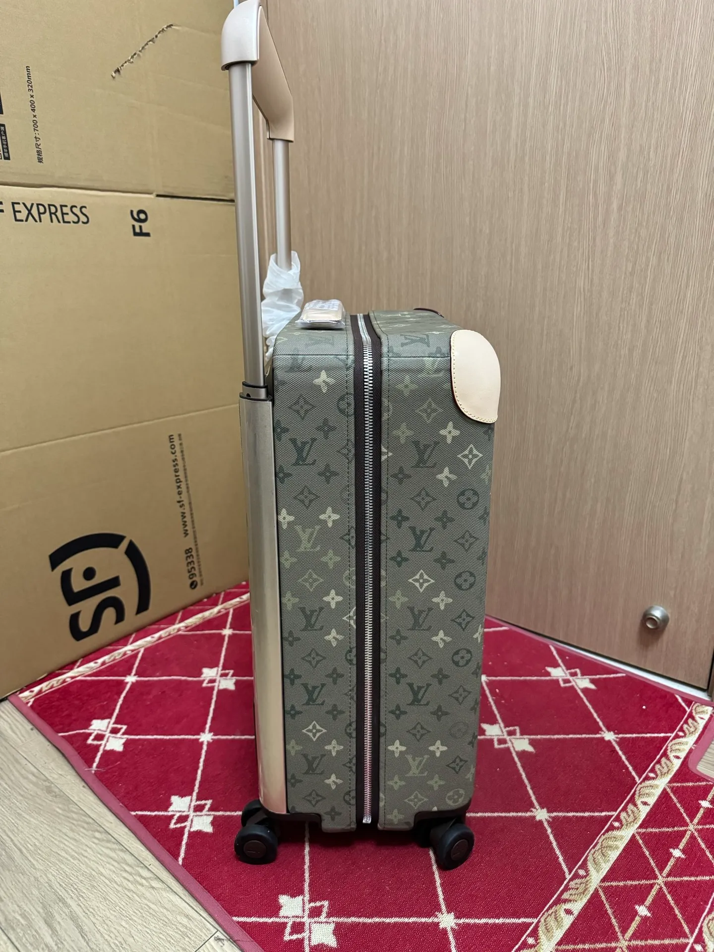 Louis Vuitton Gepäckstück Seitenansicht
