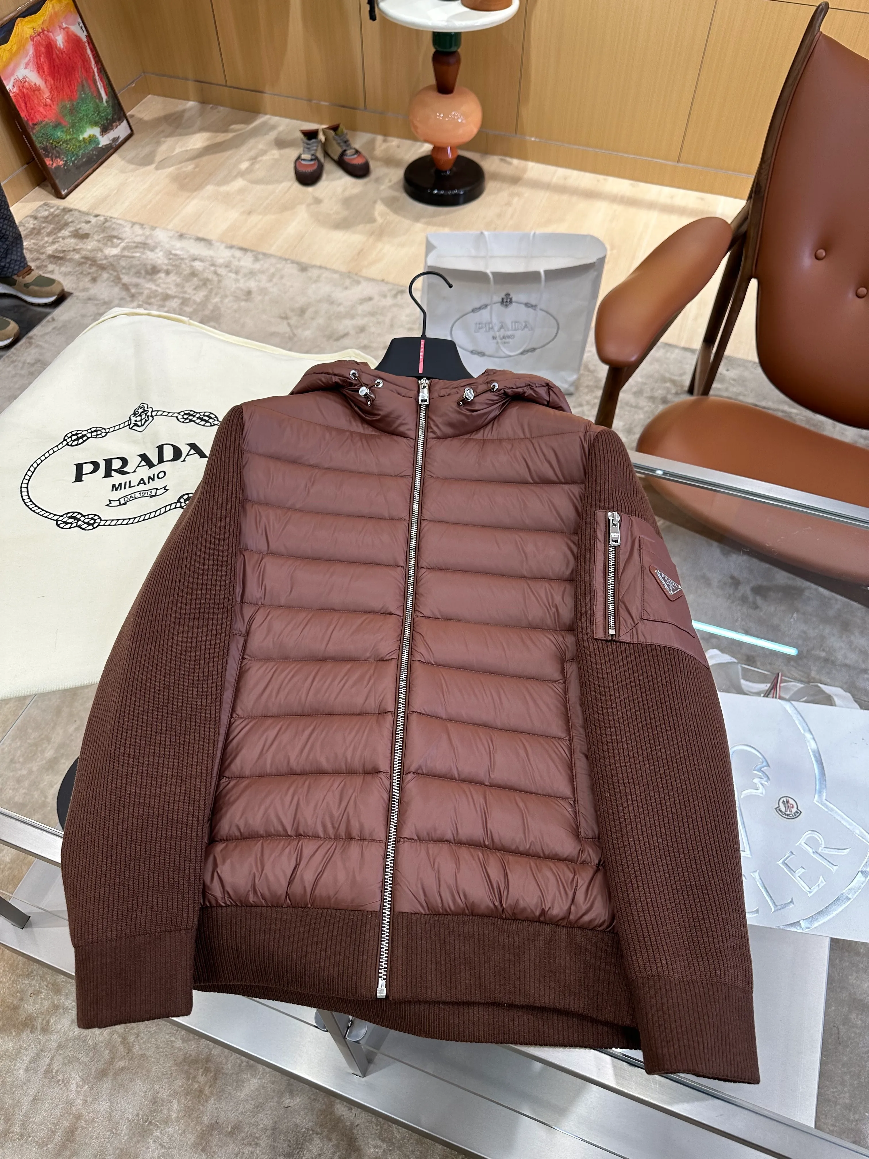 Prada Vorderansicht horizontal
