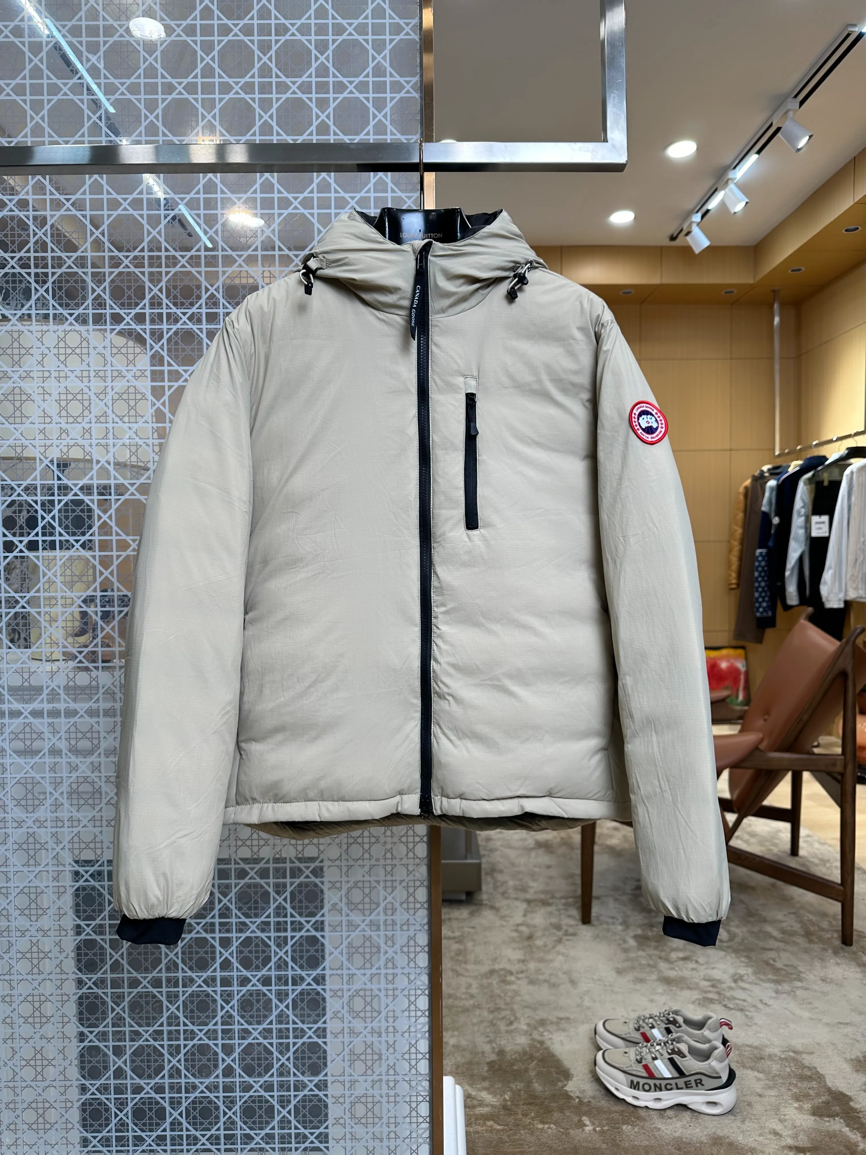 Burberry – Vorderansicht, cremeweiß