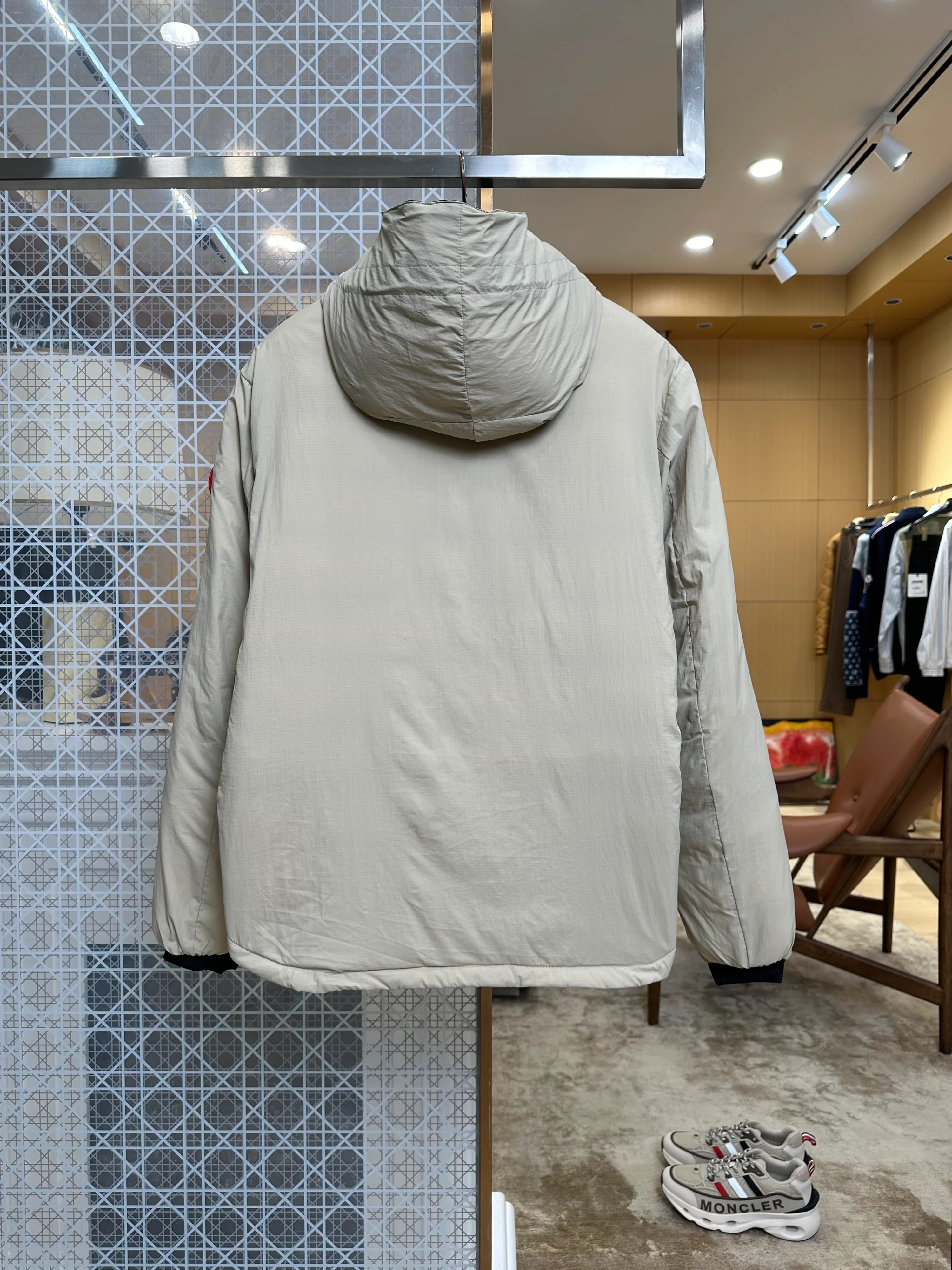 Burberry – Rückansicht, cremeweiß