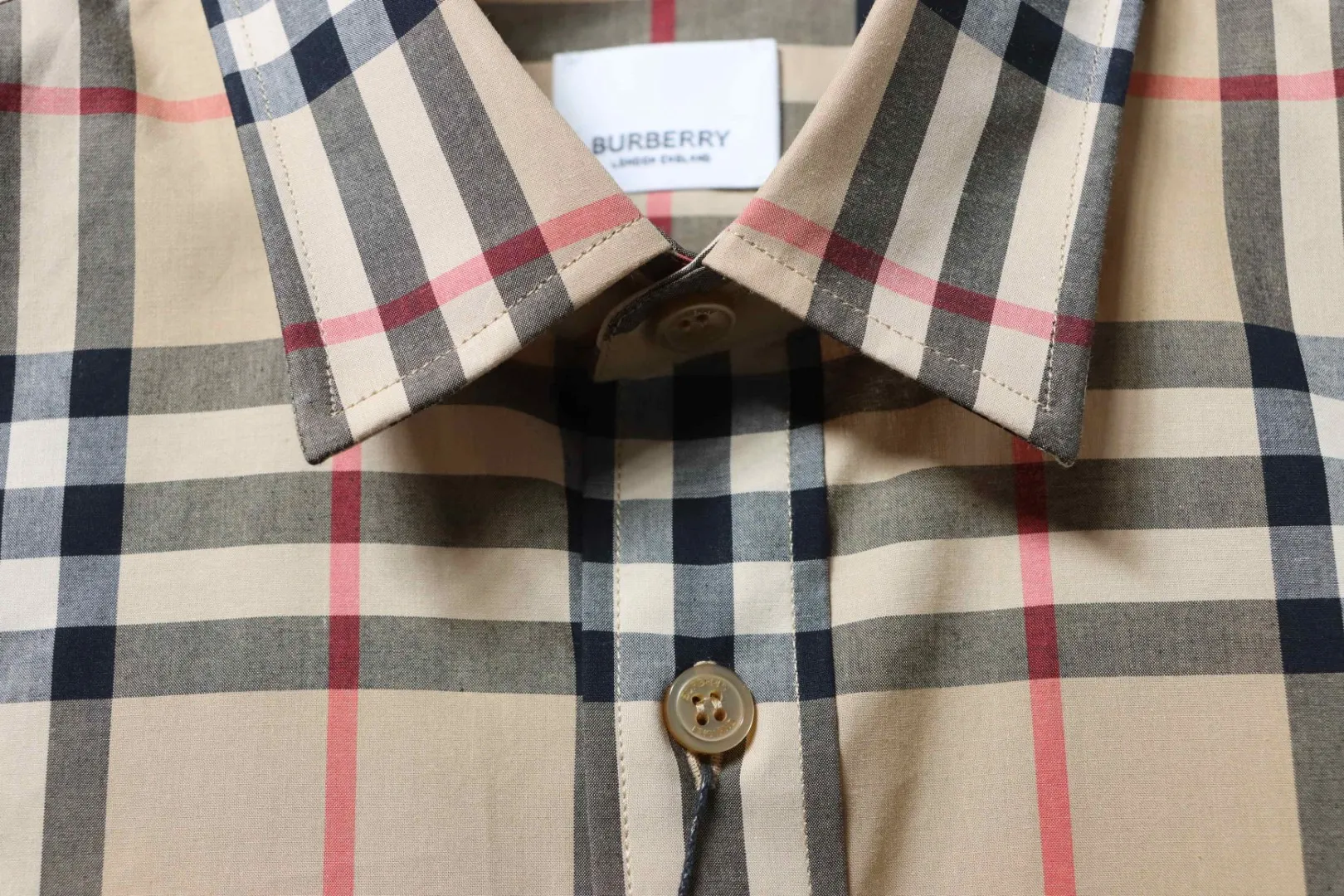 Burberry Kragen und Knöpfe