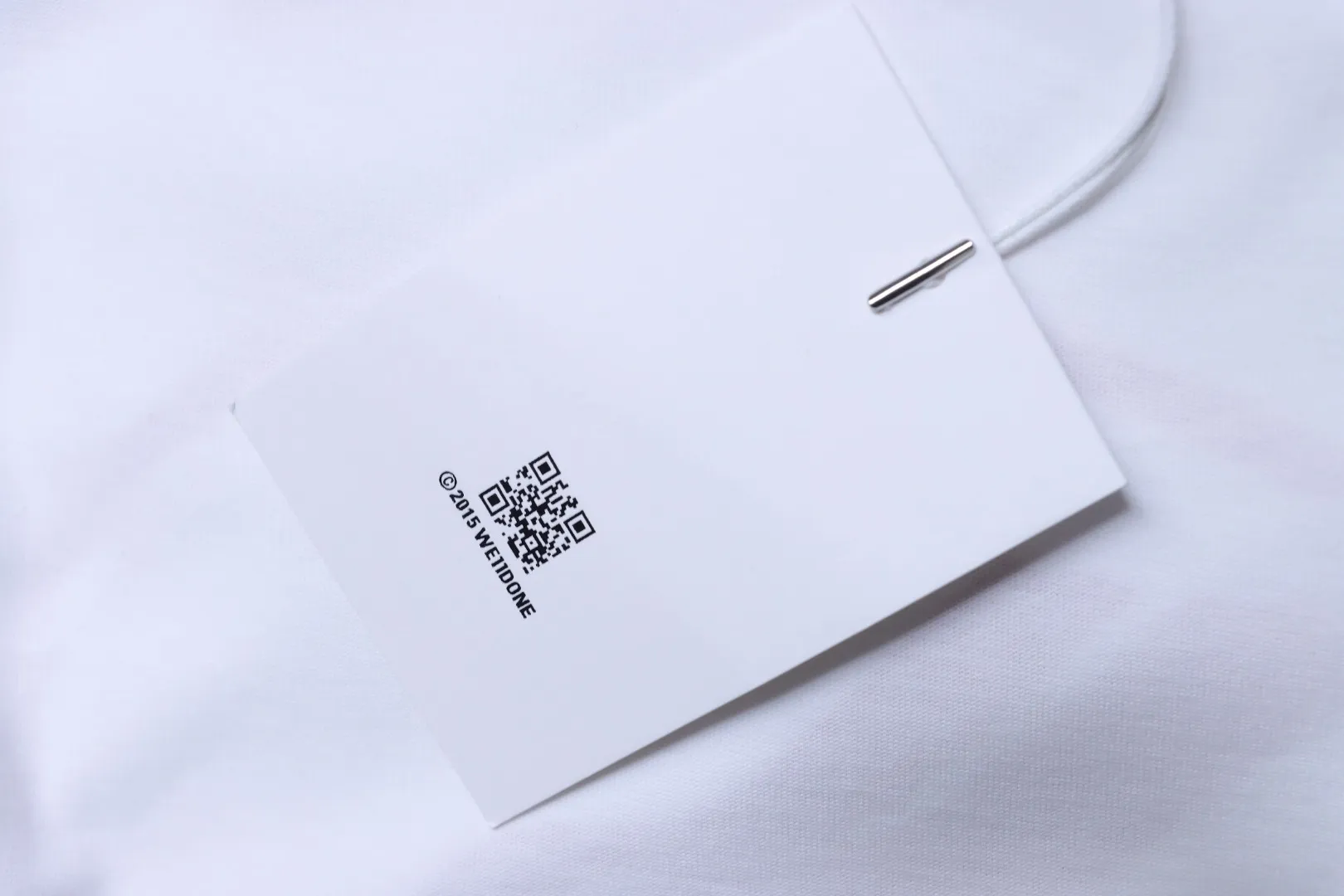 Hangtag des WELLDONE Langarm-T-Shirts