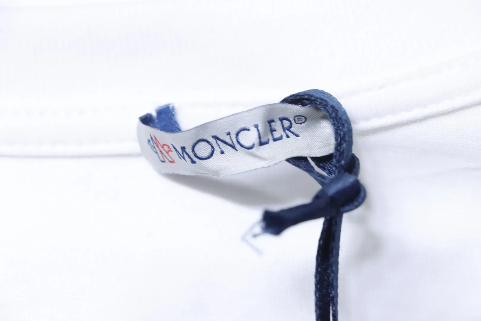 Moncler-Markenetikett