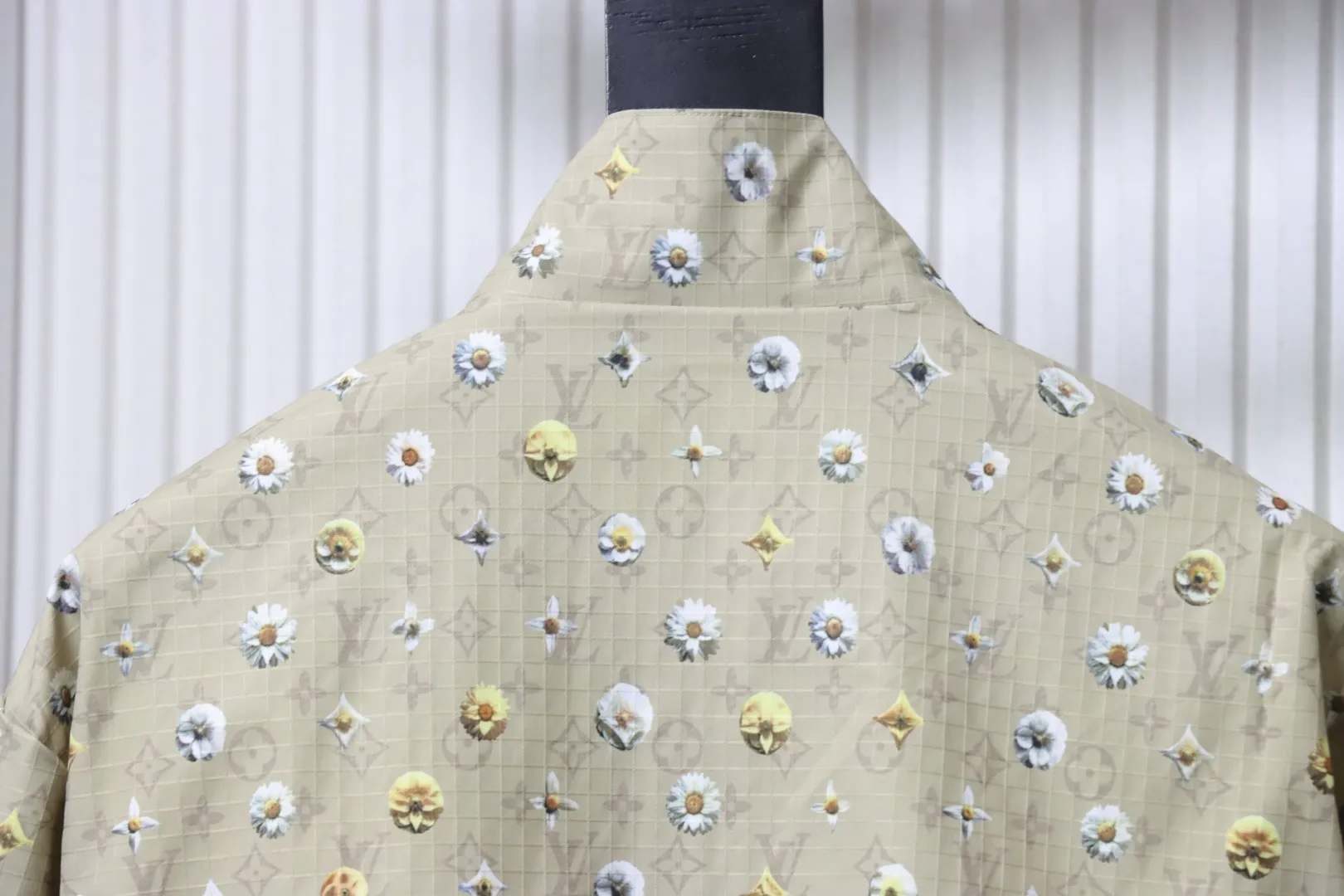 Louis Vuitton Kragen hinten