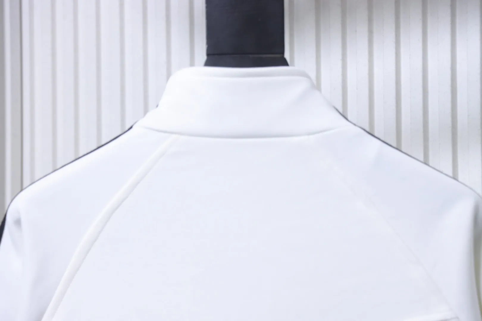 Adidas Kragen hinten