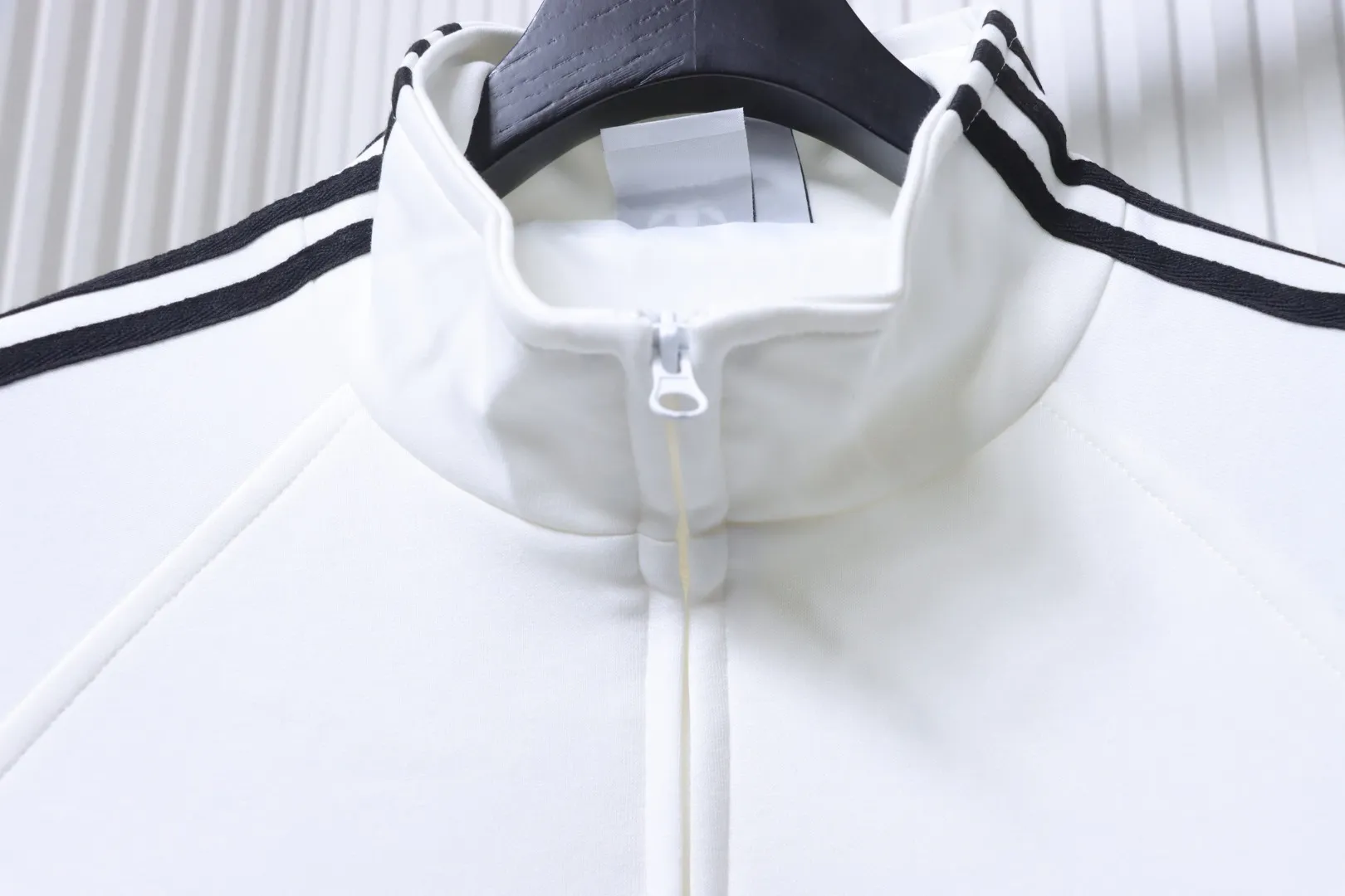 Adidas-Reißverschluss