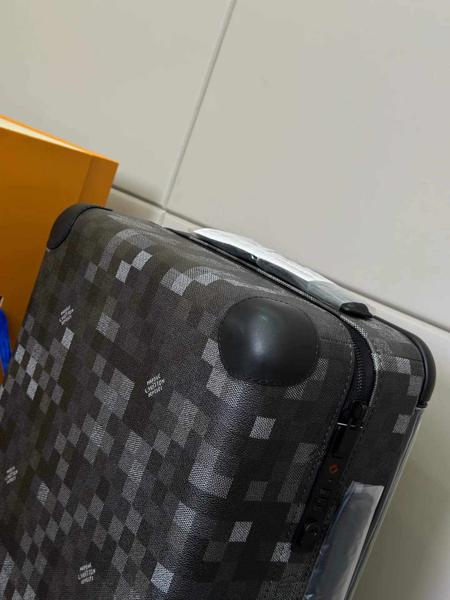 Louis Vuitton Angled View mit Tragegriff