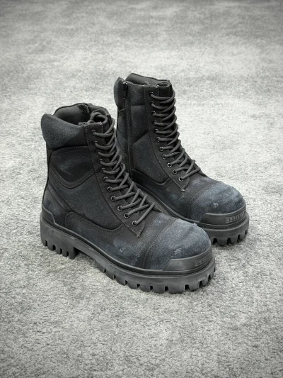 B@1enciaga Combat Strike 20mm-Stiefel – komplett in Schwarz, aus Canvas, mit Used-Optik und eingetragenem Look