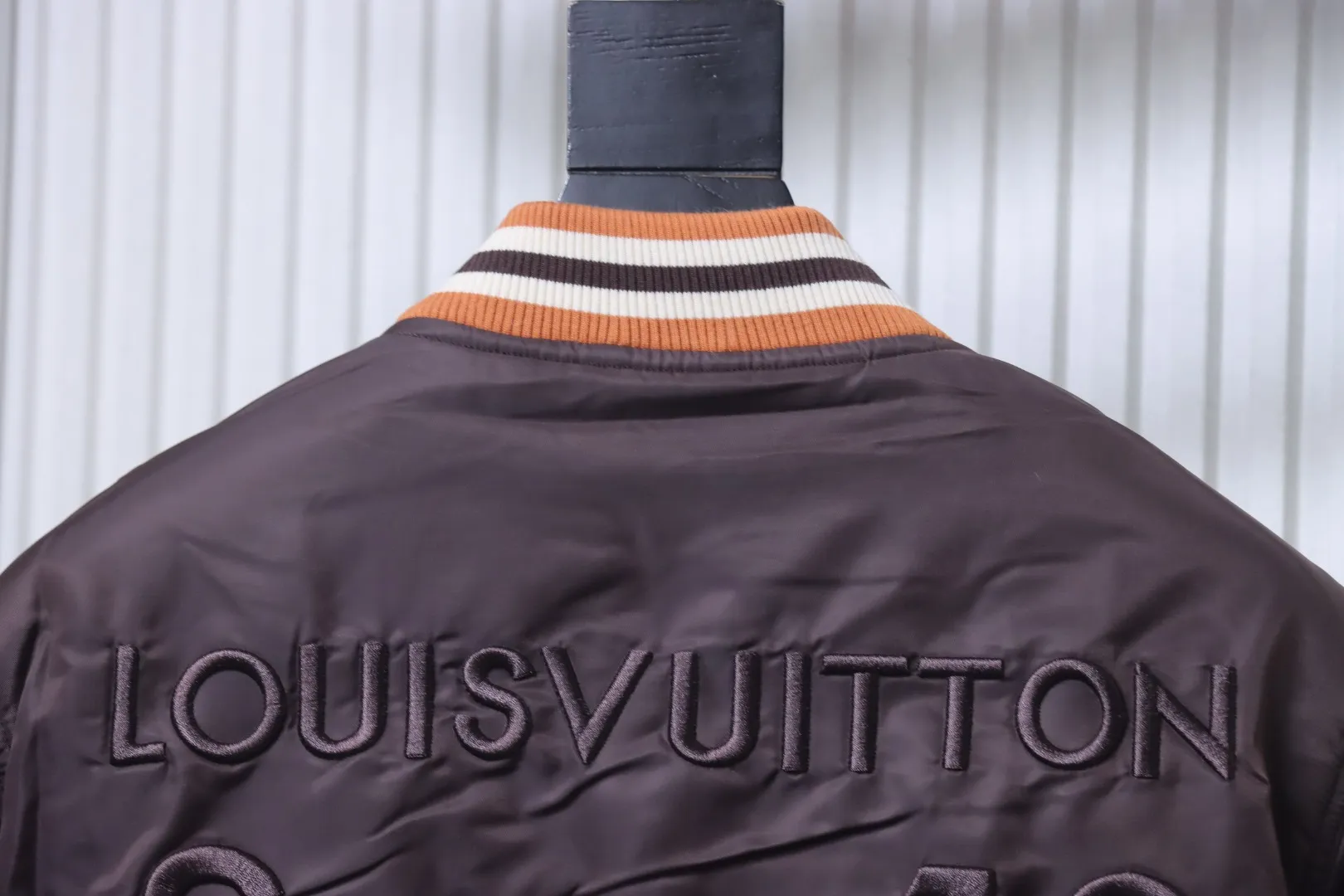 Louis Vuitton Kragen hinten