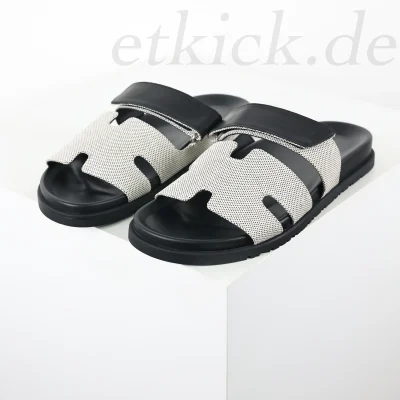 Flache Chypre-Sandalen aus grauem Stoff