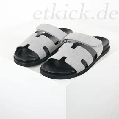 Flache Chypre-Sandalen aus grauem Wildleder