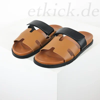 Flache Chypre-Sandalen aus schwarzem und braunem Leder