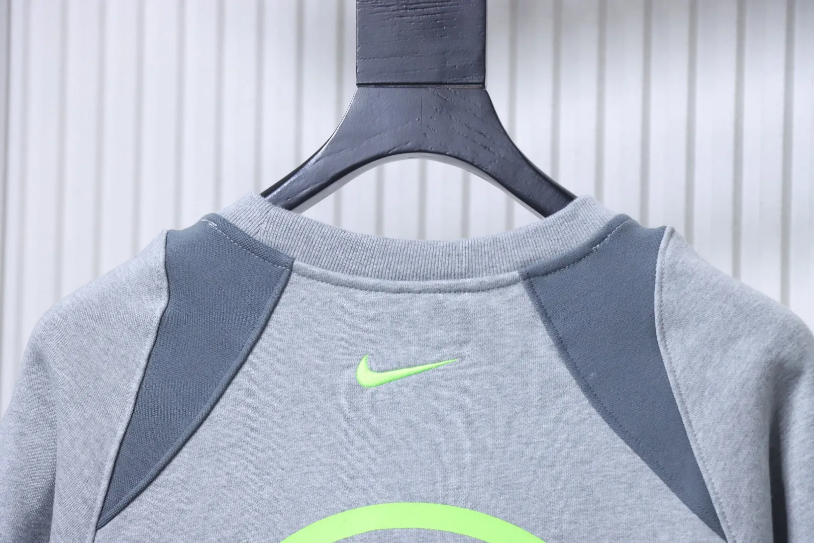 Nike Kragen hinten