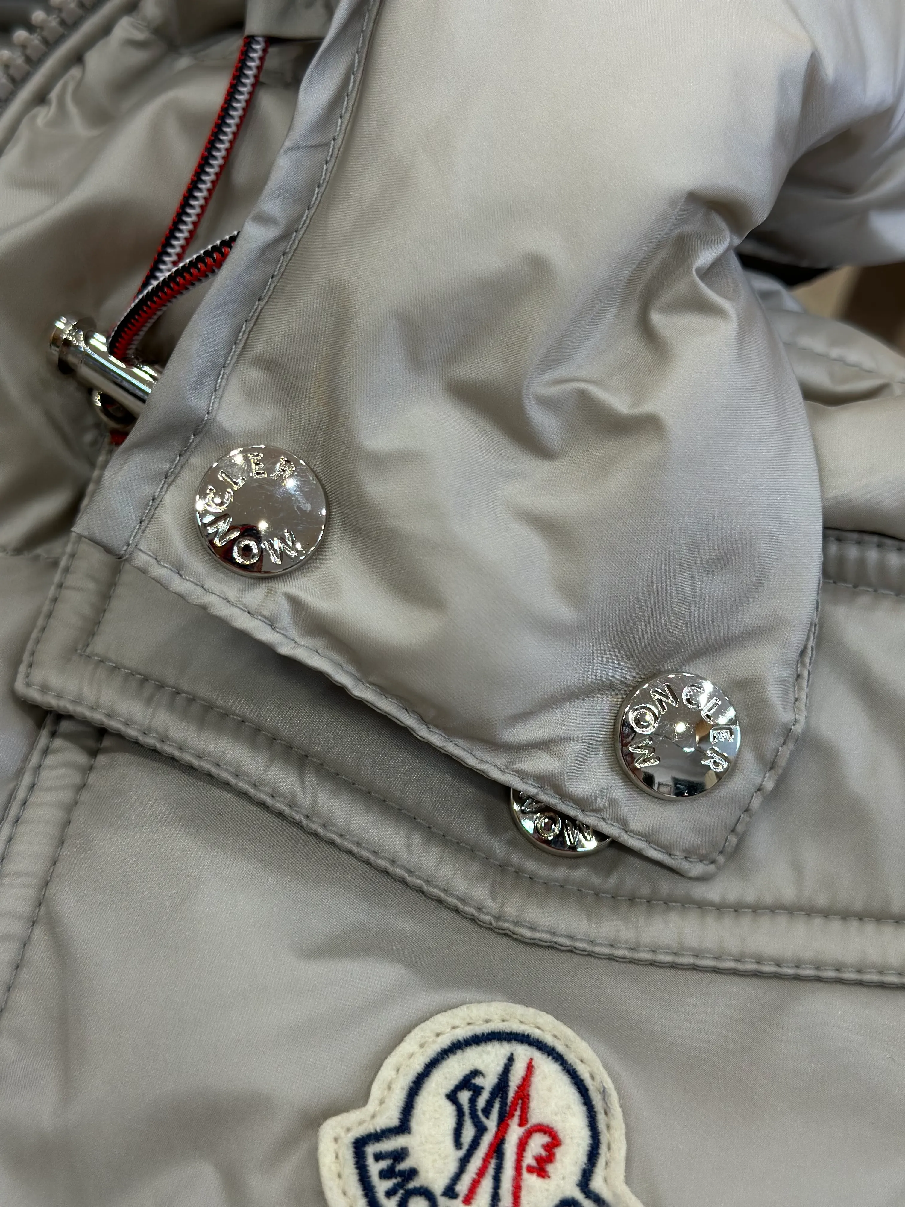 Moncler-Knöpfe