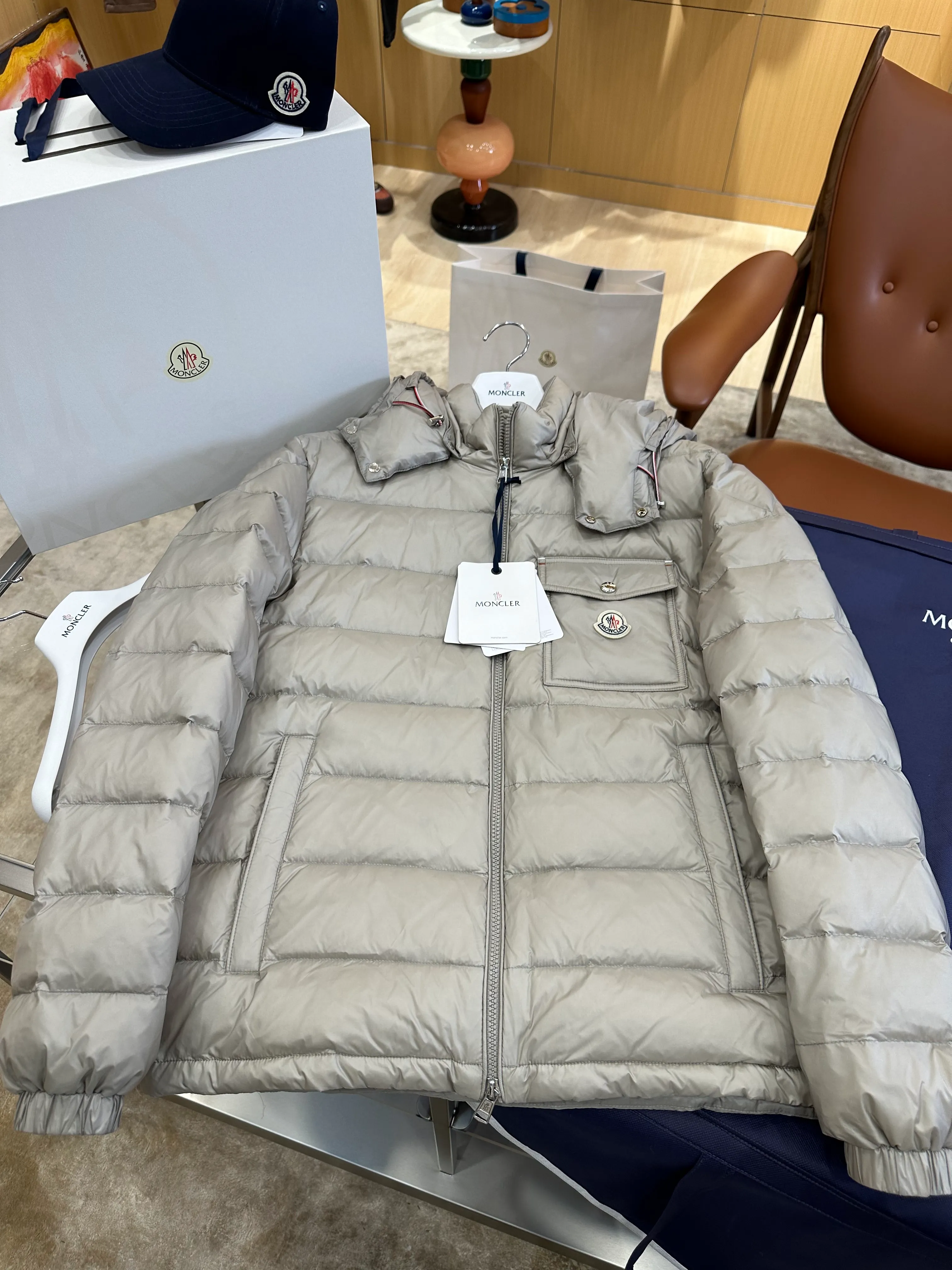 Moncler Vorderansicht horizontal