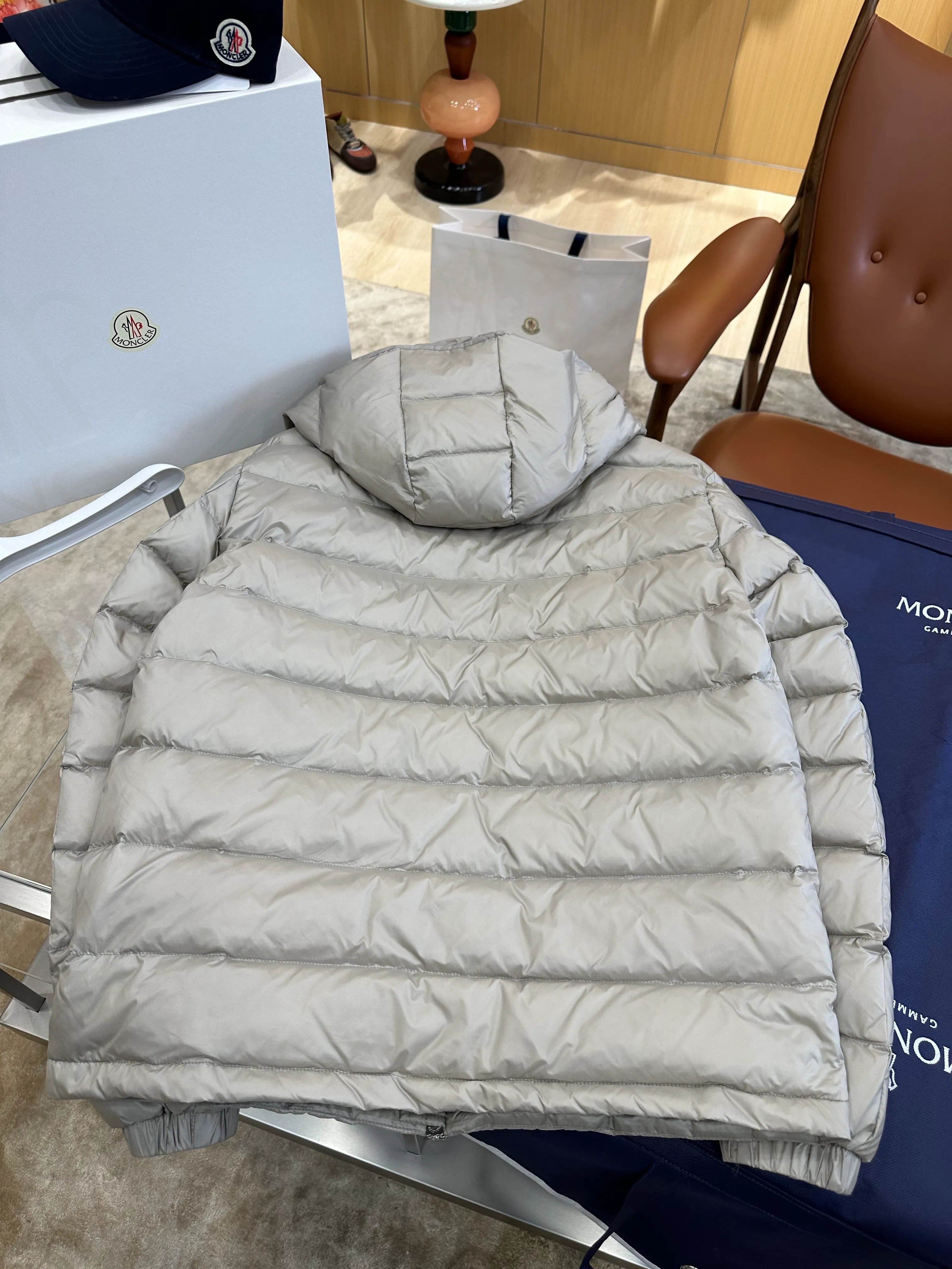 Moncler Rückansicht horizontal
