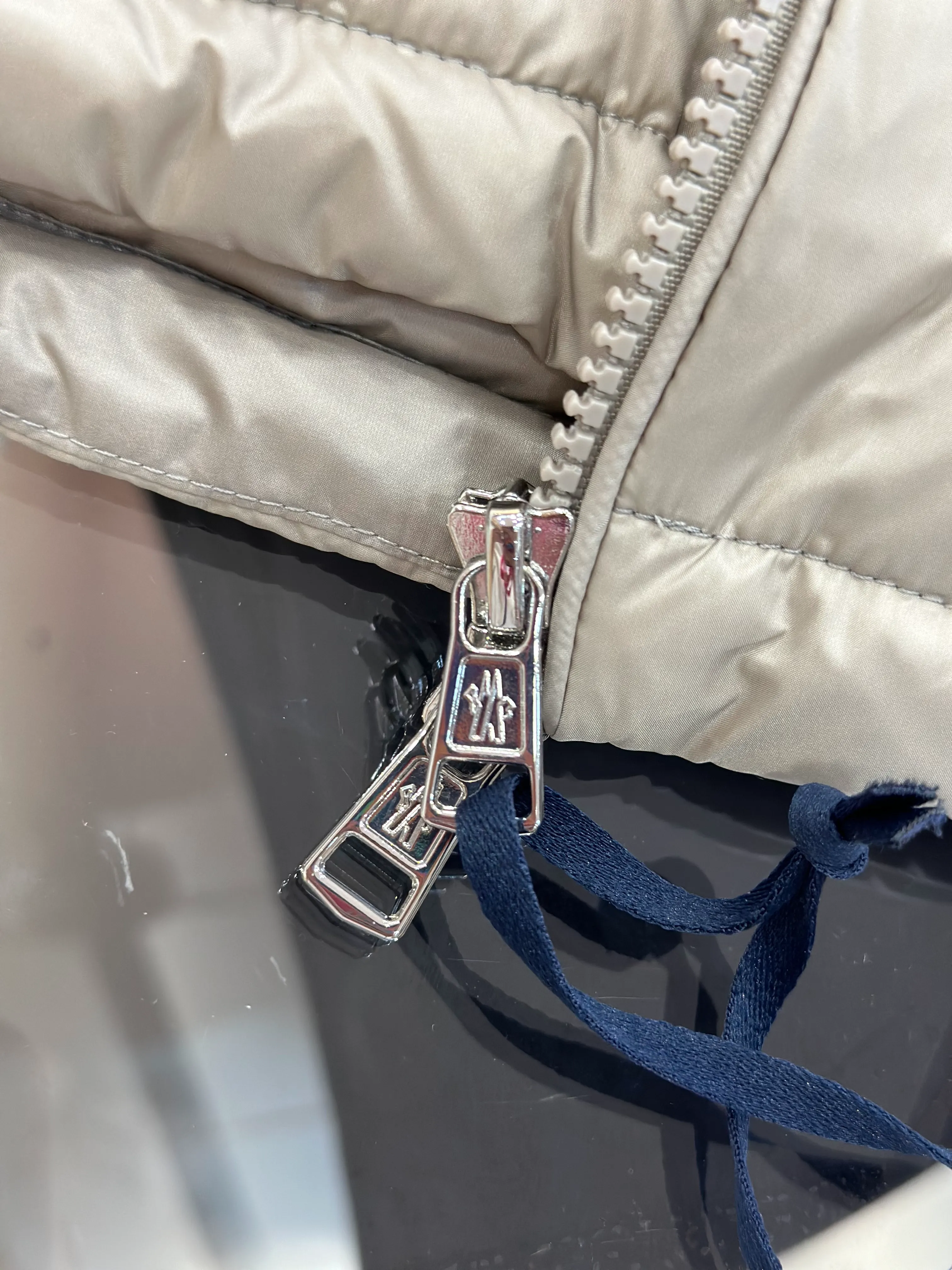 Moncler-Reißverschluss
