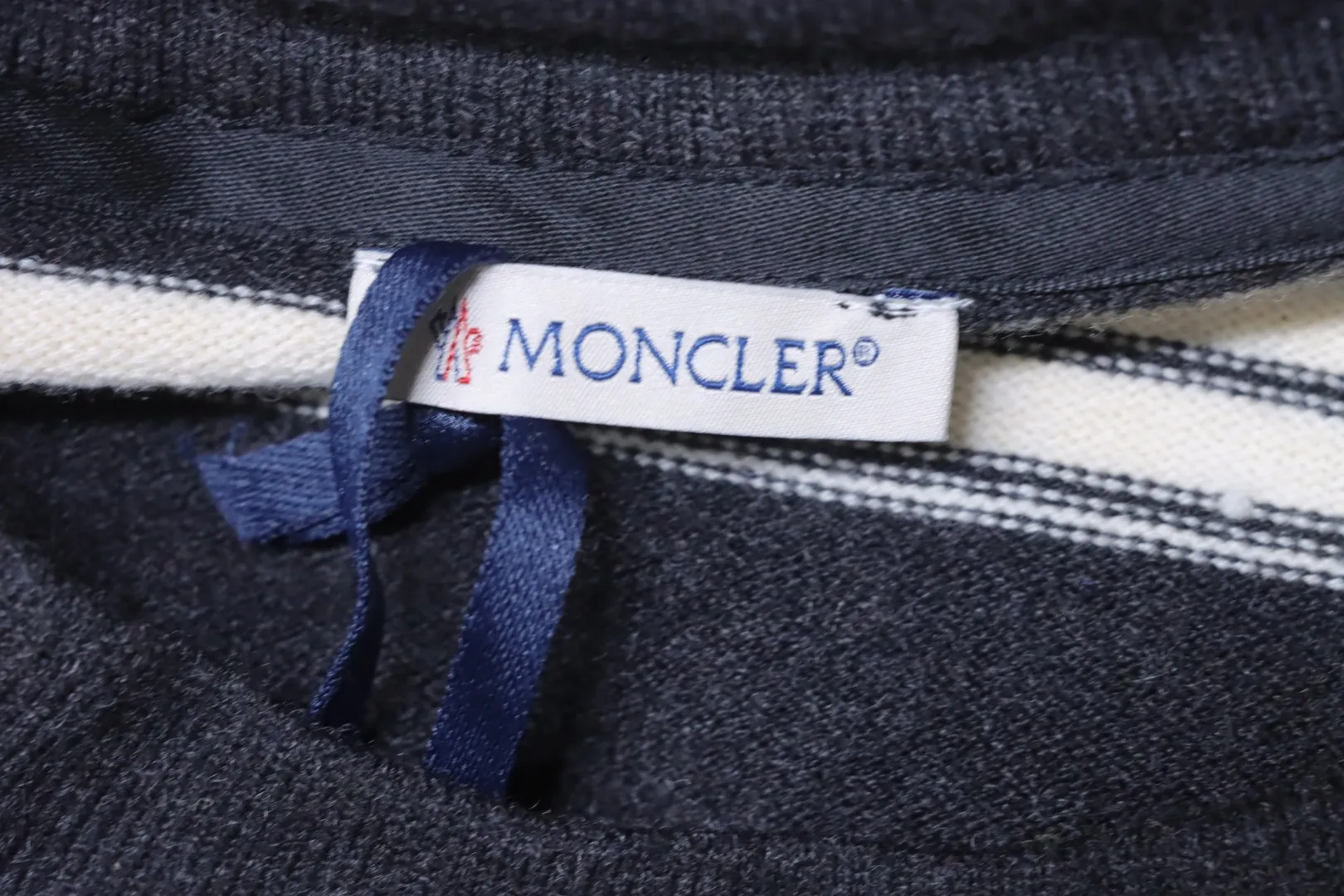 Moncler-Markenetikett