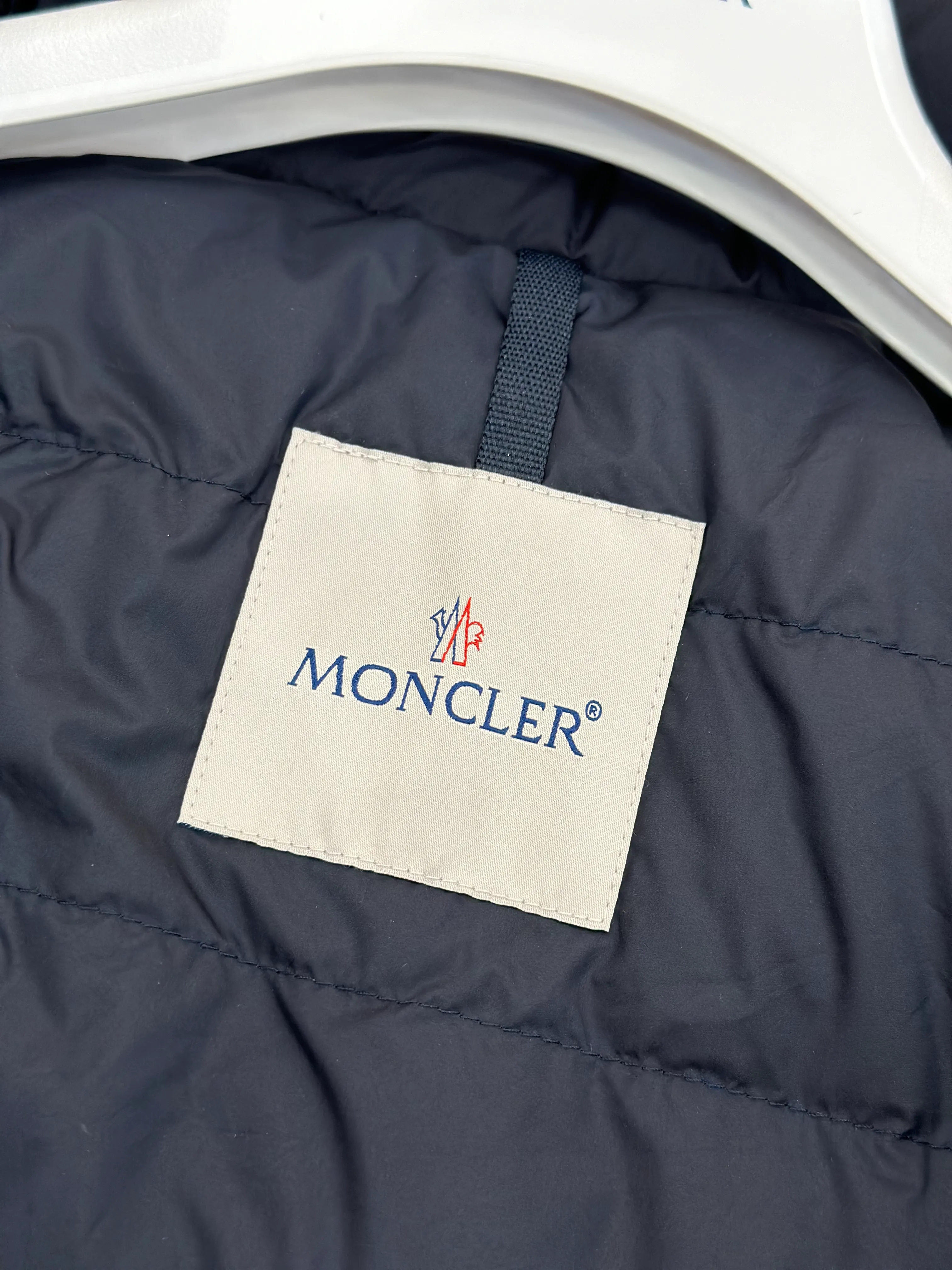 Moncler-Markenetikett