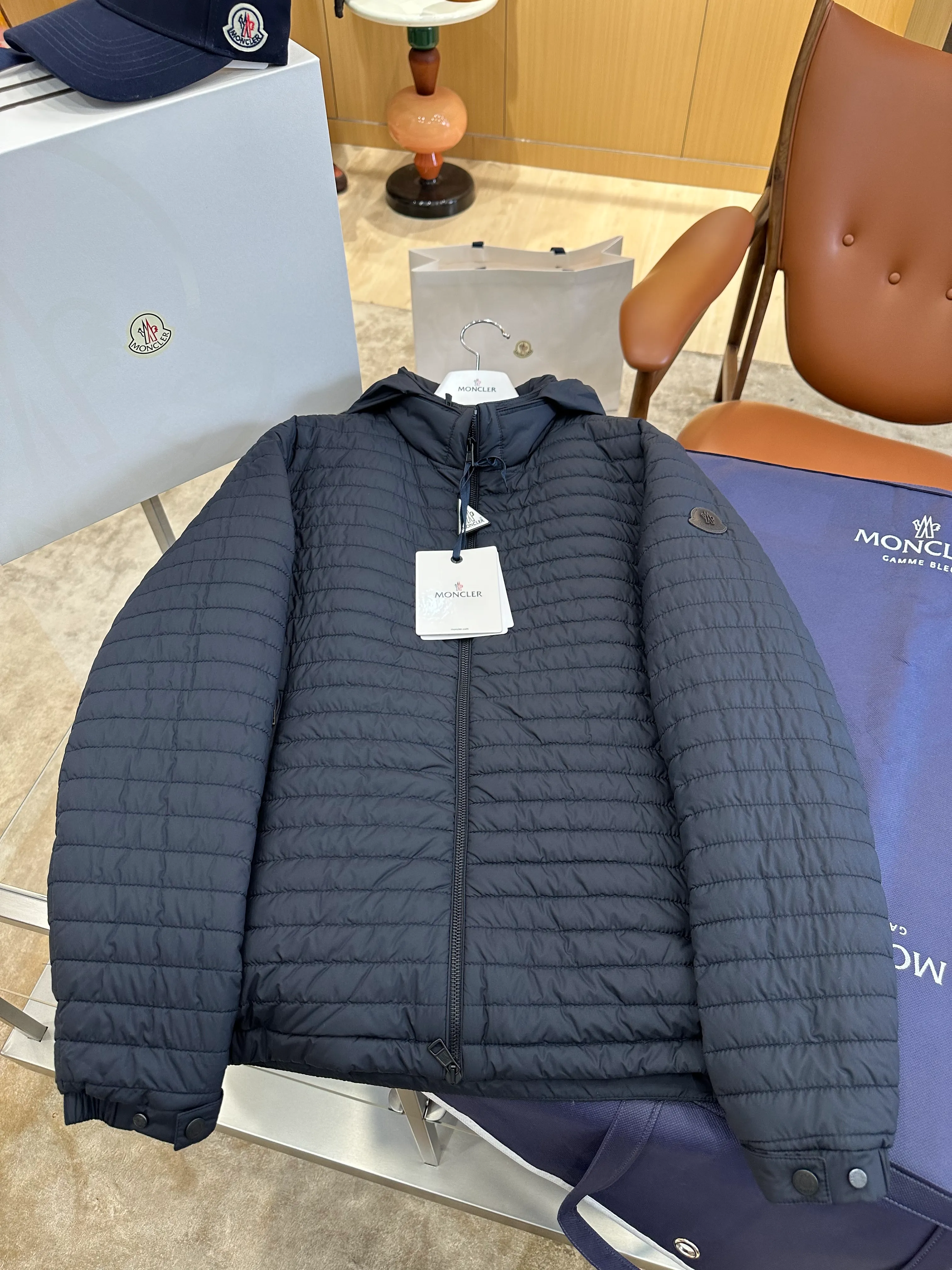 Moncler – Ansicht von vorne (flach liegend)