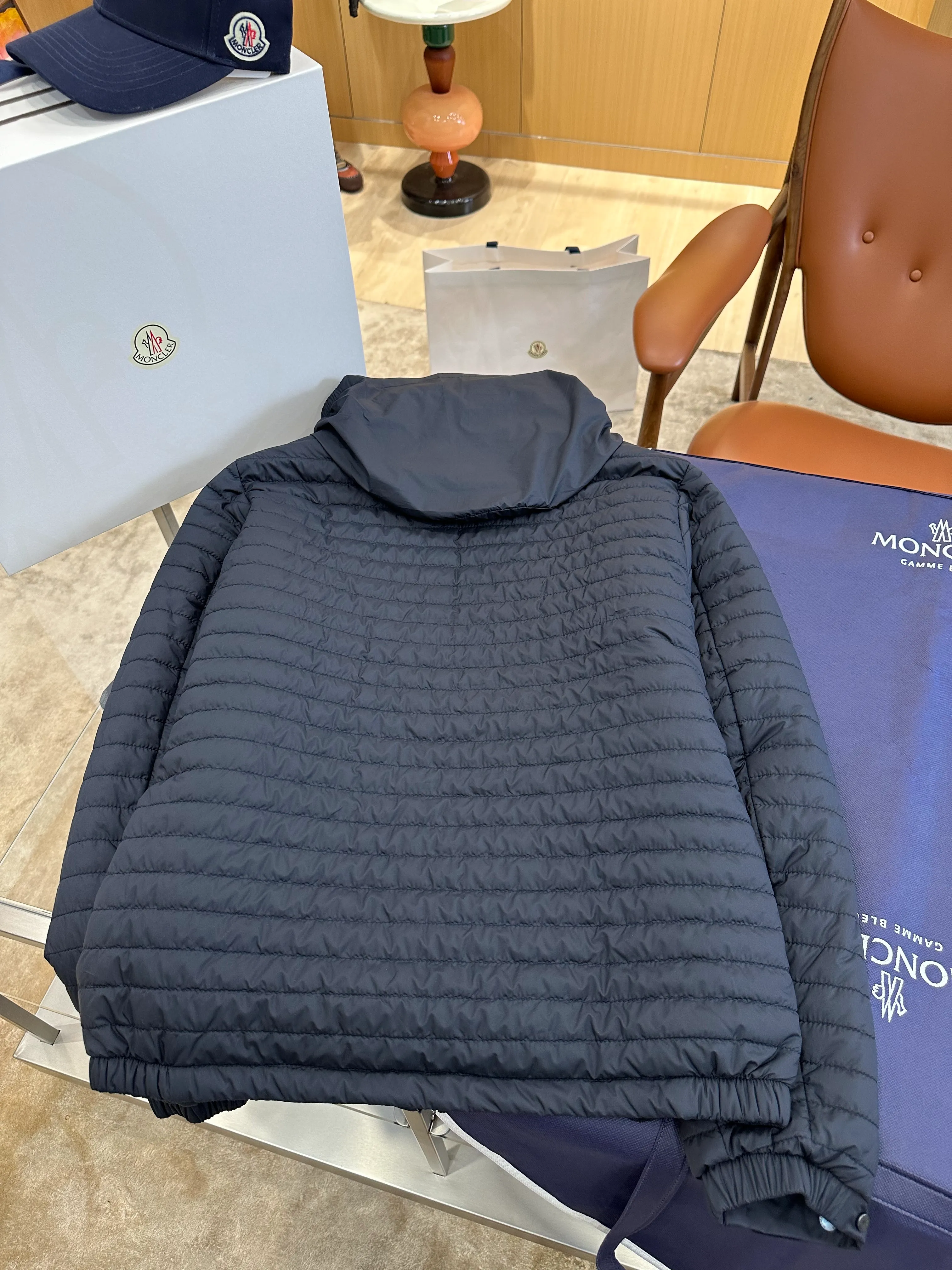 Moncler-Ansicht von hinten (flach liegend)
