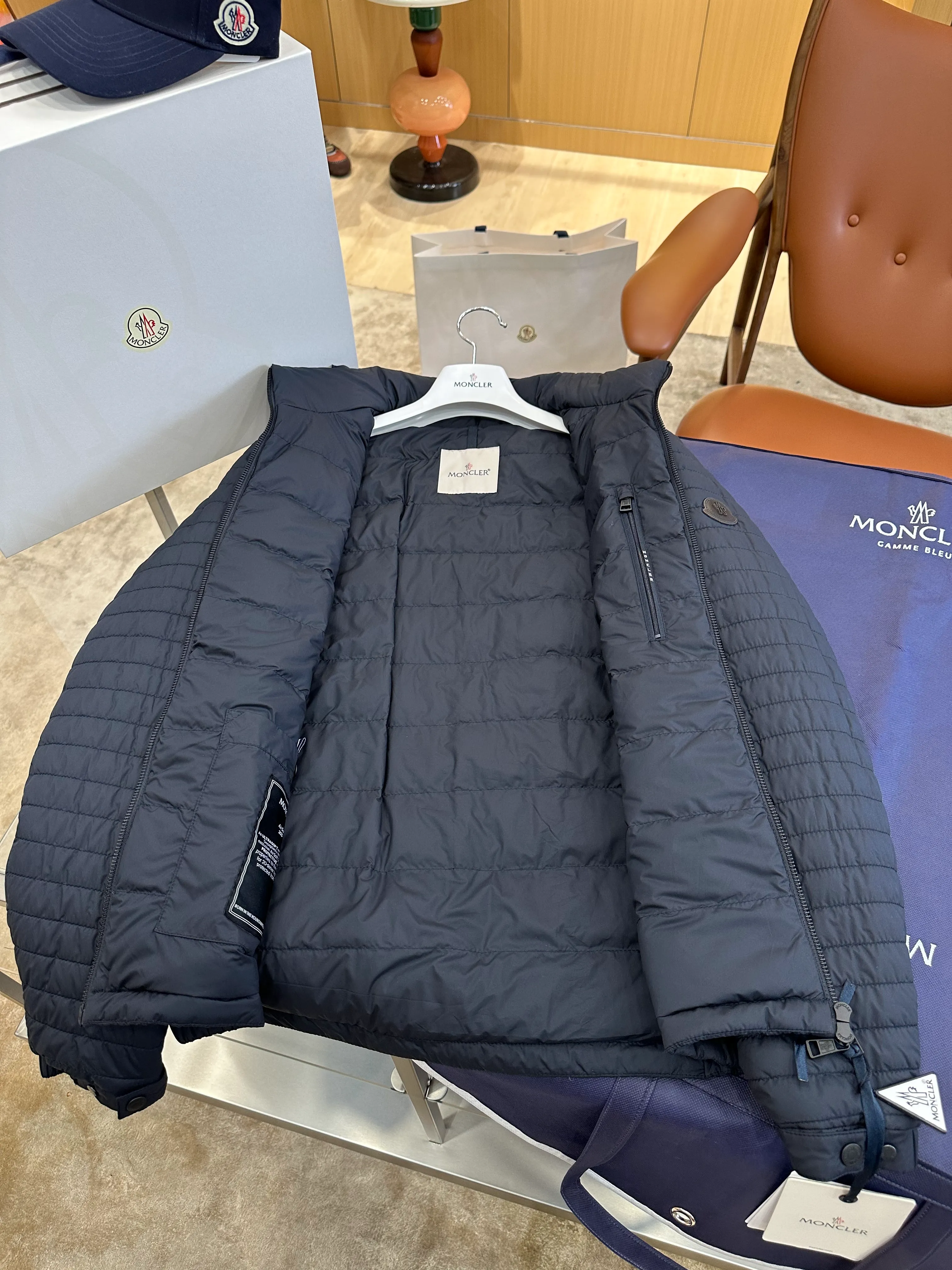 Moncler Ansicht öffnen