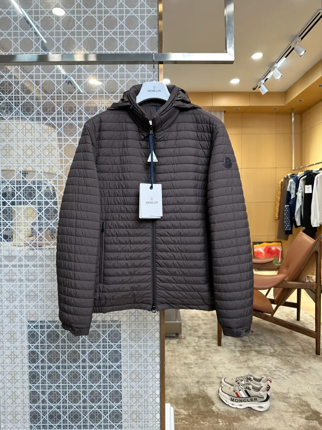 Moncler Vorderansicht Dunkelbraun