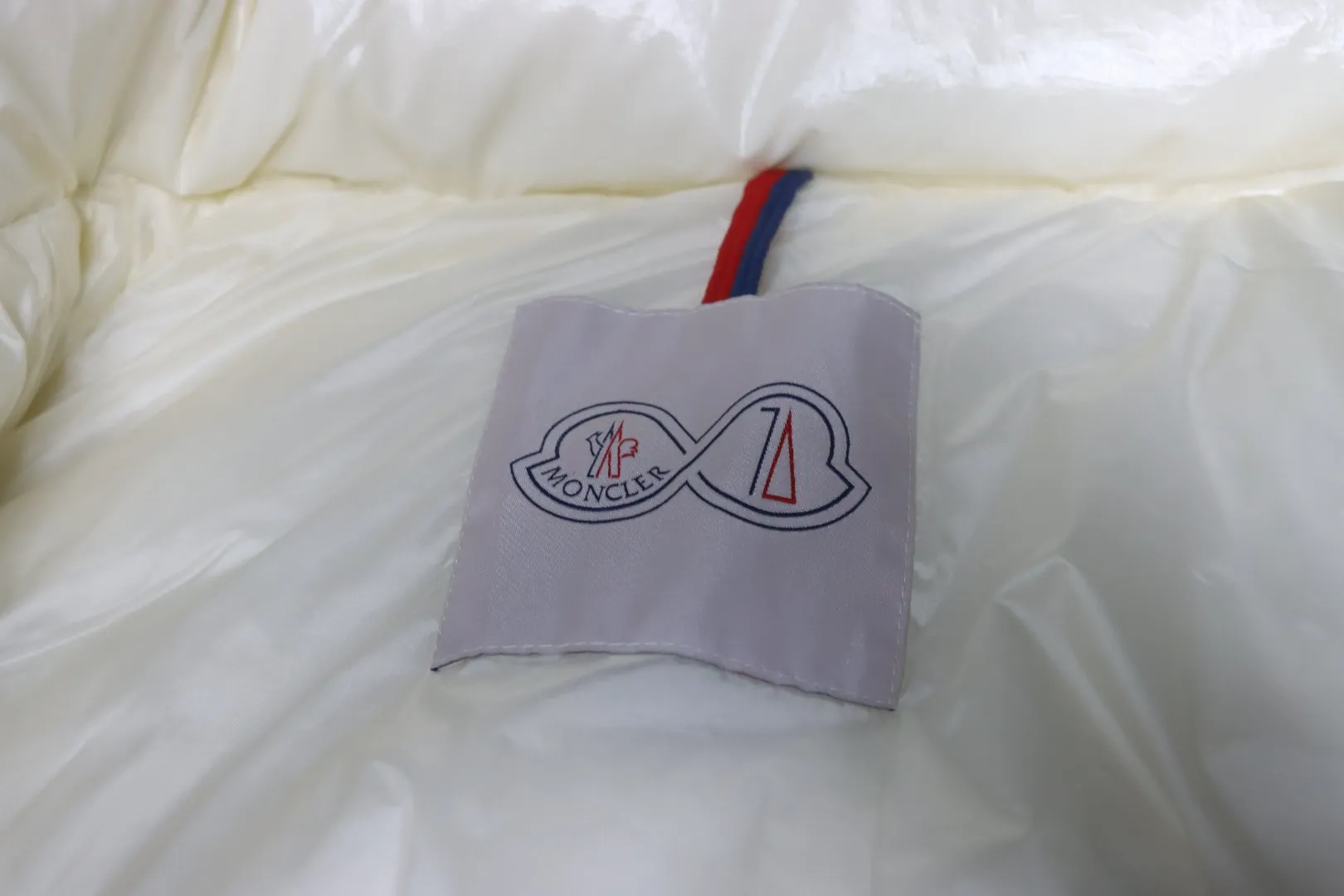 Moncler-Markenetikett