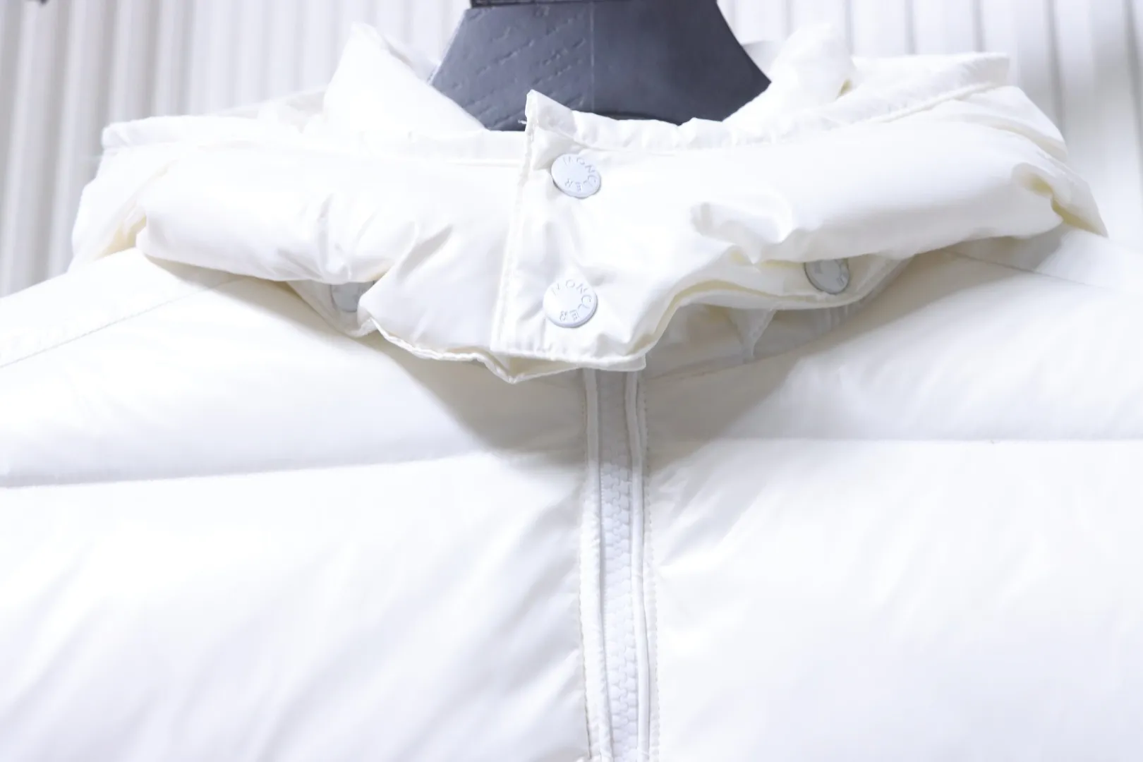 Moncler-Druckknopfdetail am Kragen