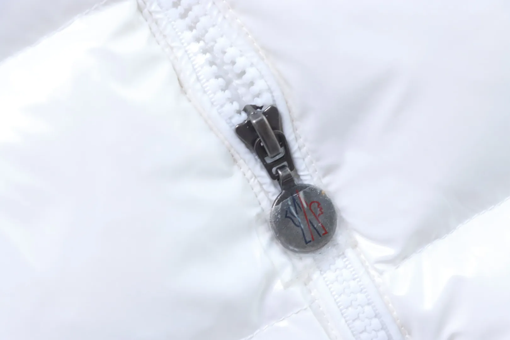 Moncler-Reißverschlussdetail