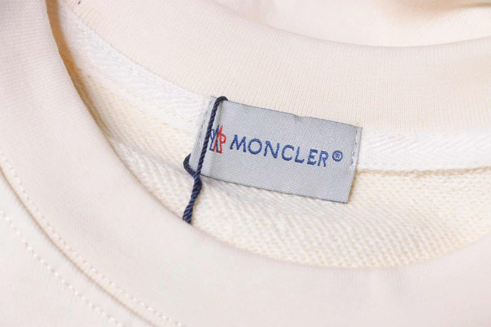 Moncler-Markenetikett