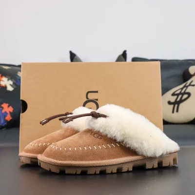 UGG Coquette Stitch – Braune Shearling-Hausschuhe mit geschlossener Zehenpartie