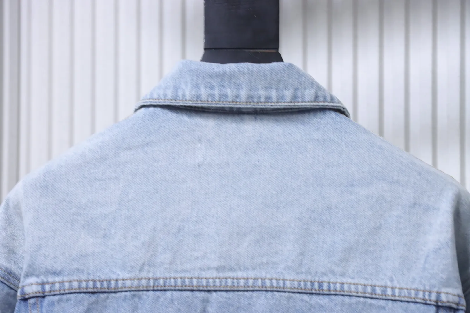 Balenciaga Kragen hinten